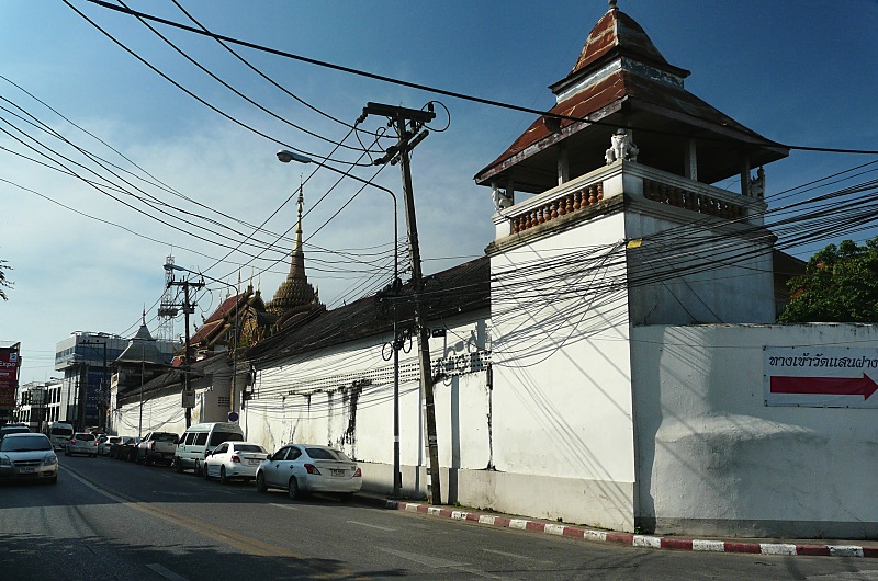 The walls of Wat Saen Fang